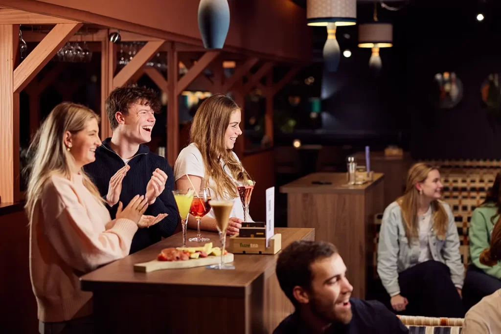 klappende mensen in een bowlingbaan